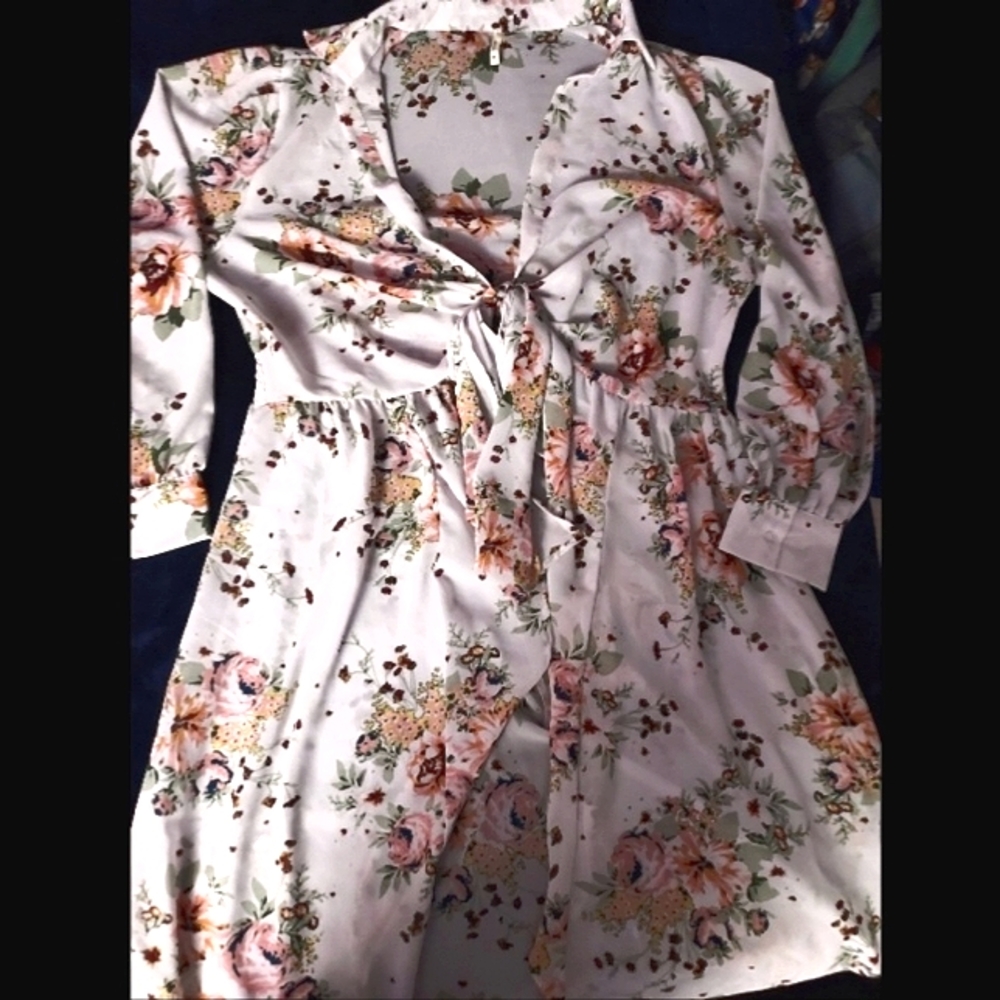 GORGEOUS white floral sheer long blouse. Women's size 2X